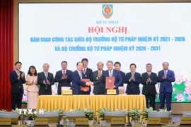 Chánh Văn phòng Trung ương Đảng Nguyễn Hải Ninh (nguyên Bộ trưởng Bộ Tư pháp nhiệm kỳ 2021-2026) và Bộ trưởng Bộ Tư pháp nhiệm kỳ 2026-2031 Hoàng Thanh Tùng ký biên bản bàn giao công tác. (Ảnh: Phạm Kiên/TTXVN)