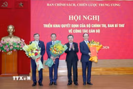 Đồng chí Nguyễn Thanh Nghị, Ủy viên Bộ Chính trị, Bí thư Trung ương Đảng, Trưởng Ban Chính sách, chiến lược Trung ương trao Quyết định của Bộ Chính trị và Ban Bí thư về công tác cán bộ. (Ảnh: Phương Hoa/TTXVN)
