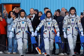 Hai phi hành gia người Nga Sergei Ryzhikov và Alexei Zubritsky, cùng phi hành gia Jonathan Kim của NASA. (Nguồn: ammonnews)