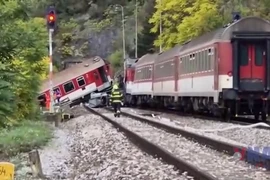 Hiện trường vụ hai đoàn tàu cao tốc đâm nhau tại Slovakia