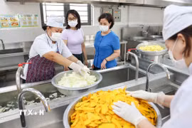 Đảm bảo chất lượng bữa ăn học đường. (Ảnh: Thanh Tùng/TTXVN)