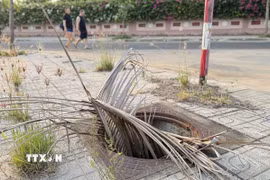 Hố ga bị mất nắp trên một tuyến đường thuộc khu dân cư phường Bình Kiến (Đắk Lắk). (Ảnh: Tường Quân/TTXVN)
