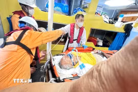 Duy trì các biện pháp y tế cho bệnh nhân trên tàu trong hành trình về bờ. (Ảnh: TTXVN phát)