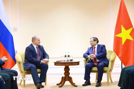 Thủ tướng Phạm Minh Chính tiếp đồng chí Gennady Zyuganov, Chủ tịch Đảng Cộng sản Liên bang Nga. (Ảnh: Dương Giang/TTXVN)