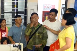 Chính quyền xã Mường Nhé, tỉnh Điện Biên đến thăm hỏi, động viên người nhà nạn nhân. (Ảnh: TTXVN phát)