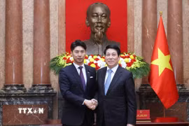 Chủ tịch nước Lương Cường với Trưởng Ban Thanh niên Đảng Dân chủ tự do Nhật Bản (LDP) Nakasone Yasutaka. (Ảnh: Lâm Khánh/TTXVN)