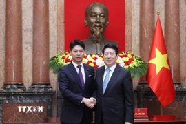 Chủ tịch nước Lương Cường với Trưởng Ban Thanh niên Đảng Dân chủ tự do Nhật Bản (LDP) Nakasone Yasutaka. (Ảnh: Lâm Khánh/TTXVN)