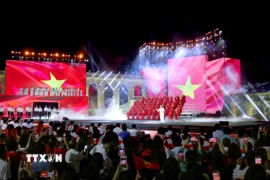 Tiết mục nghệ thuật biểu diễn trong chương trình tại điểm cầu Cột cờ Hà Nội. (Ảnh: Phương Hoa/TTXVN)