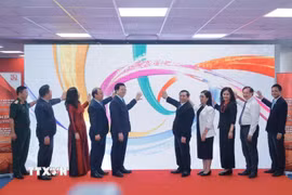 Phó Thủ tướng Mai Văn Chính và đại biểu thực hiện nghi thức khai trương Trung tâm báo chí triển lãm. (Ảnh: Minh Quyết/TTXVN)