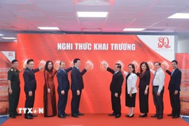 Phó Thủ tướng Mai Văn Chính và đại biểu thực hiện nghi thức khai trương Trung tâm báo chí triển lãm. (Ảnh: Minh Quyết/TTXVN)