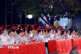 Chủ tịch nước Lương Cường cùng các đồng chí lãnh đạo Đảng, Nhà nước dự chương trình tại điểm cầu Hà Nội. (Ảnh: Phương Hoa/TTXVN)