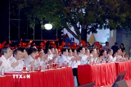 Chủ tịch nước Lương Cường cùng các đồng chí lãnh đạo Đảng, Nhà nước dự chương trình tại điểm cầu Hà Nội. (Ảnh: Phương Hoa/TTXVN)