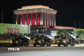 Khối các khí tài quân sự tham gia hợp luyện. (Ảnh: Trọng Đức/TTXVN)