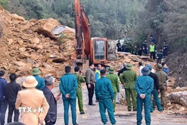 Lượng chức năng tìm kiếm, cứu nạn tại hiện trường. (Ảnh: TTXVN phát)