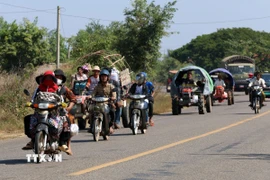 Người dân Campuchia sơ tán tới điểm trú ẩn an toàn ở tỉnh Siem Reap ngày 8/12/2025. (Ảnh: THX/TTXVN)