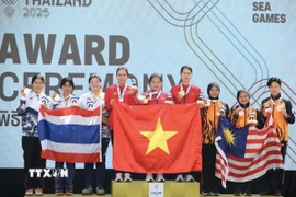 Các xạ thủ Trịnh Thu Vinh, Nguyễn Thùy Trang và Triệu Thị Hoa Hồng thi đấu xuất sắc, mang về tấm huy chương Vàng nội dung đồng đội 10m súng ngắn hơi nữ. (Ảnh: Nguyên Khang/TTXVN phát)