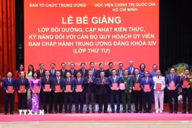 Trưởng Ban Tổ chức Trung ương Lê Minh Hưng và Giáo sư-Tiến sỹ Nguyễn Xuân Thắng, Giám đốc Học viện Chính trị quốc gia Hồ Chí Minh, Chủ tịch Hội đồng Lý luận Trung ương trao Giấy chứng nhận tốt nghiệp cho các học viên. (Ảnh: Văn Điệp/TTXVN)