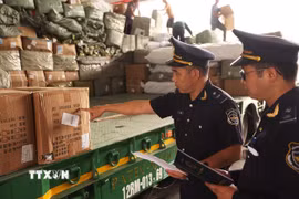 Lực lượng Hải quan kiểm tra, kiểm soát hàng hoá xuất nhập khẩu tại Cửa khẩu Quốc tế Hữu Nghị (tỉnh Lạng Sơn). (Ảnh: Vũ Sinh/TTXVN)