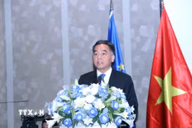 Ông Nguyễn Lộc Hà, Phó Chủ tịch Thường trực UBND Thành phố Hồ Chí Minh phát biểu chúc mừng Ngày châu Âu 2026. (Ảnh: Xuân Khu/TTXVN)