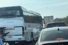 7 xe ôtô va chạm liên hoàn, cao tốc Phan Thiết-Dầu Giây ùn tắc dài 6km