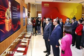 Chủ tịch Quốc hội Trần Thanh Mẫn, nguyên Tổng Bí thư Nông Đức Mạnh và đại biểu tham quan Bảo tàng Quốc hội Việt Nam. (Ảnh: Doãn Tấn/TTXVN)