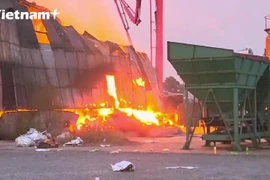 Cận cảnh đám cháy ở Hưng Yên vẫn đang bùng phát mạnh