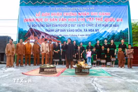 Thầy mo và các già làng, trưởng bản, người có uy tín cùng đông đảo người dân thực hiện nghi thức khấn nguyện trong Lễ đón tiếng sấm đầu năm. (Ảnh: Xuân Tiến/TTXVN)