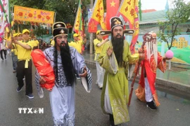 Hóa trang thành các nhân vật lịch sử di chuyển trên các tuyến phố ở phường Trấn Biên, tỉnh Đồng Nai. (Ảnh: Công Phong/TTXVN)