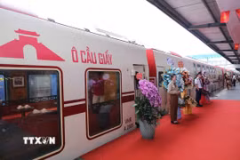 Hành trình đường sắt "Hà Nội năm cửa ô", kéo dài 40 phút này khởi hành từ Ga Hà Nội. (Ảnh: Thành Phương/TTXVN)