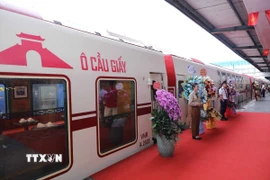 Hành trình đường sắt "Hà Nội năm cửa ô", kéo dài 40 phút này khởi hành từ Ga Hà Nội. (Ảnh: Thành Phương/TTXVN)