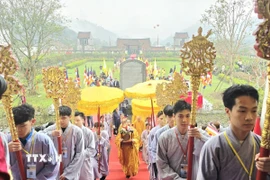 Nghi lễ dâng lễ vật và thỉnh kiệu trong Lễ khai hội Xuân Yên Tử năm 2026, tái hiện nét đẹp văn hóa truyền thống của Thiền phái Trúc Lâm. (Ảnh: Thanh Vân/TTXVN)