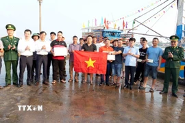 Phó Chủ tịch Ủy ban Nhân dân tỉnh Quảng Trị Lê Văn Bảo tặng quà, cờ Tổ quốc động viên các ngư dân trong tỉnh sau những chuyến biển vươn khơi, đánh bắt đầu năm mới Bính Ngọ 2026. (Ảnh: Tá Chuyên/TTXVN)