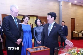Chủ tịch nước Lương Cường và Phu nhân trao tặng phẩm chào mừng Tổng thống Litva Gitanas Nauseda và Phu nhân thăm chính thức Việt Nam. (Ảnh: Lâm Khánh/TTXVN)