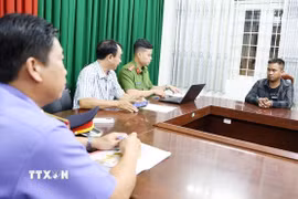 Đối tượng Chau Chan Nô khai nhận tại Cơ quan Công an. (Ảnh: TTXVN phát)
