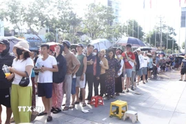 Rất đông người dân xếp hàng mua vé xem trận chung kết bóng chuyền VTV Cup 2025. (Ảnh: Nguyễn Thảo/TTXVN)