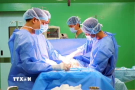 Các bác sỹ Bệnh viện Hoàn Mỹ Đà Nẵng cấp cứu thực hiện ca phẫu thuật thành công cho sản phụ mang thai 37 tuần bị viêm ruột thừa cấp tại Đà Nẵng. (Ảnh: TTXVN phát)