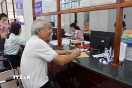 Người dân tới làm thủ tục hành chính tại phường Vũng Tàu mới trong ngày đầu tiên phường mới đi vào vận hành. (Ảnh: Hoàng Nhị/TTXVN)