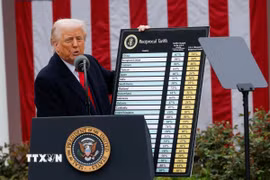 Tổng thống Donald Trump ký sắc lệnh áp thuế đối ứng. (Nguồn: TTXVN)