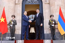 Chủ tịch Quốc hội Armenia Alen Simonyan đón Chủ tịch Quốc hội Trần Thanh Mẫn. (Ảnh: Doãn Tấn/TTXVN)