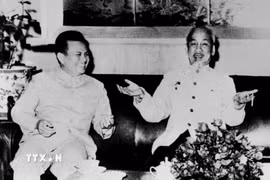 Chủ tịch Hồ Chí Minh tiếp thân mật với đồng chí Kaysone Phomvihane, Trưởng đoàn đại biểu Đảng và Mặt trận Lào yêu nước sang thăm hữu nghị Việt Nam (năm 1966). (Ảnh: Tư liệu TTXVN)