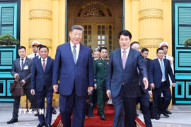Chủ tịch nước Lương Cường tiễn Tổng Bí thư, Chủ tịch nước Trung Quốc Tập Cận Bình. (Ảnh: Lâm Khánh/TTXVN)