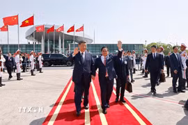 Đồng chí Phạm Minh Chính, Ủy viên Bộ Chính trị, Thủ tướng Chính phủ tiễn Tổng Bí thư, Chủ tịch nước Tập Cận Bình và Đoàn cấp cao Trung Quốc tại Sân bay quốc tế Nội Bài. (Ảnh: Doãn Tấn/TTXVN)