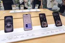 Điện thoại iPhone của Apple được trưng bày tại đại lý bán lẻ ở Tokyo, Nhật Bản. (Ảnh: Kyodo/TTXVN)