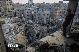 Những ngôi nhà của người Palestine bị phá huỷ sau vụ không kích của Israel xuống trại tị nạn al-Shati, phía Tây thành phố Gaza, ngày 4/7/2025. (Ảnh: THX/TTXVN)