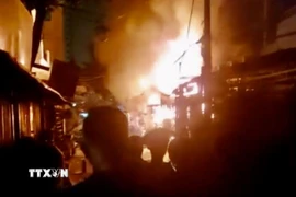 Hình ảnh ban đầu của vụ cháy tại cư xá Độc Lập. (Ảnh: TTXVN phát)