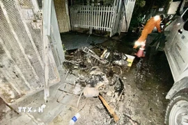 Nhiều phương tiện bị thiêu rụi trong vụ hỏa hoạn. (Ảnh: TTXVN phát)