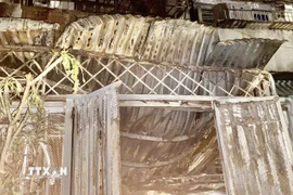 Mái che căn hộ chung cư đổ sập sau vụ cháy. (Ảnh: Linh Sơn/TTXVN)