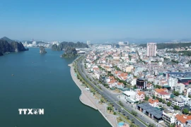 Tuyến đường uốn lượn bám theo Di sản thiên nhiên thế giới Vịnh Hạ Long. (Ảnh: Quốc Khánh/TTXVN)