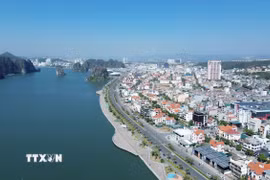 Tuyến đường uốn lượn bám theo Di sản thiên nhiên thế giới Vịnh Hạ Long. (Ảnh: Quốc Khánh/TTXVN)