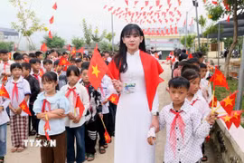 Giáo viên, học sinh Trường Trung học cơ sở Ngọc Chiến, xã Ngọc Chiến, tỉnh Sơn La, hân hoan bước vào năm học mới. (Ảnh: Quang Quyết/TTXVN)